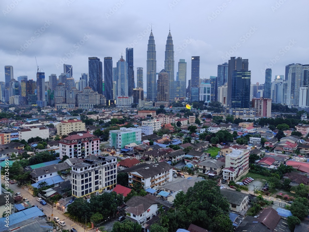Obraz premium Kuala Lumpur, Malaysia- 4 November 2020: View of Kuala Lumpur skyline during dusk . noise