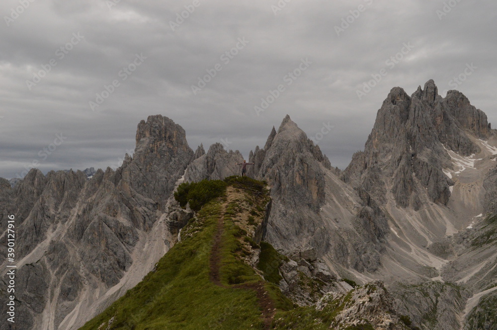 Fototapeta premium Hiking on the dramatic mountain ridges of Misurina and Drei Zinnen / Tre Cime di Lavaredo in the Dolomites, Northern Italy