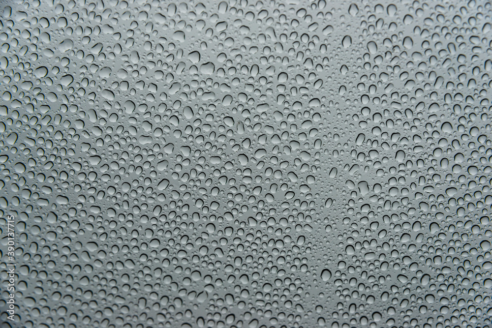 Gouttes de pluie sur une vitre un jour de temps gris Gouttes de pluie sur une vitre un jour de temps gris