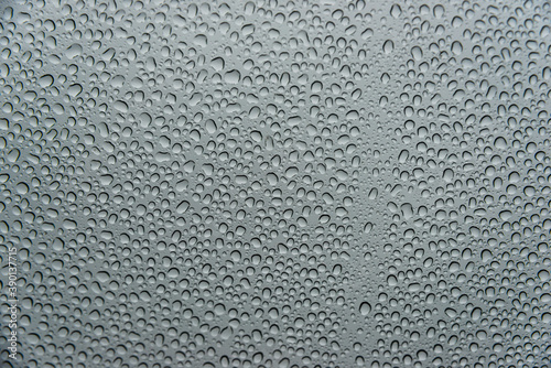 Gouttes de pluie sur une vitre un jour de temps gris
