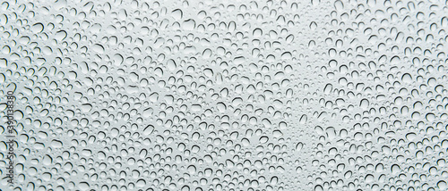 Bannière de gouttes de pluie sur une vitre