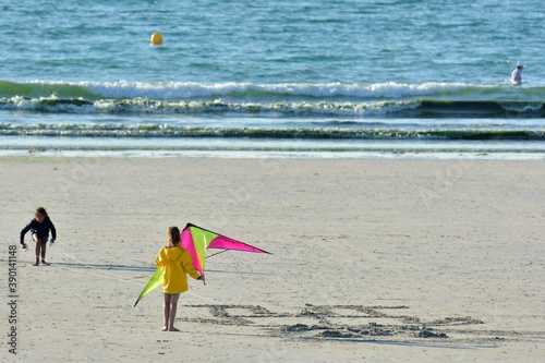 Fototapeta Naklejka Na Ścianę i Meble -  children playing kite on a beach in brittany. France 