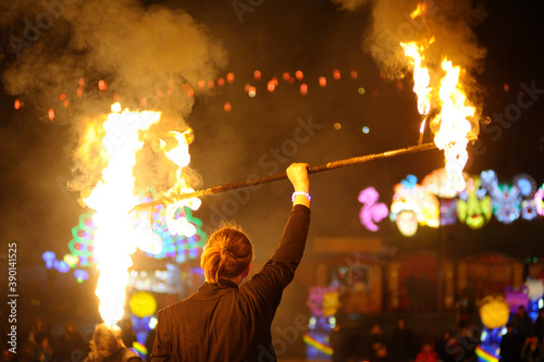 Fotografia Fire juggler performing at night on stage