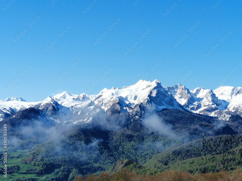 Chaîne des Pyrénées enneigées