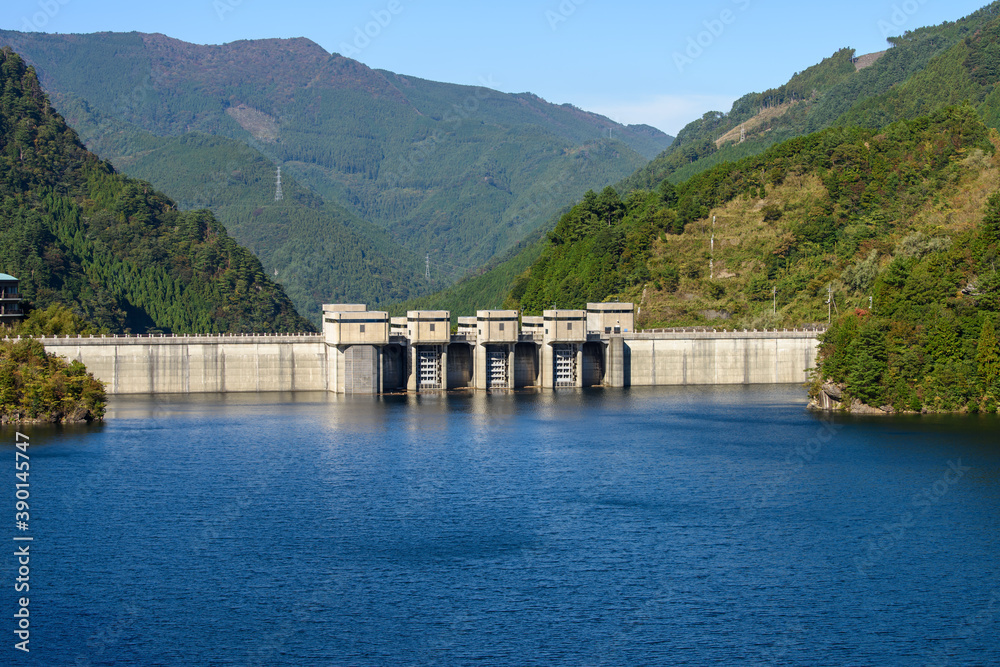 沢山の水を湛える富郷ダム