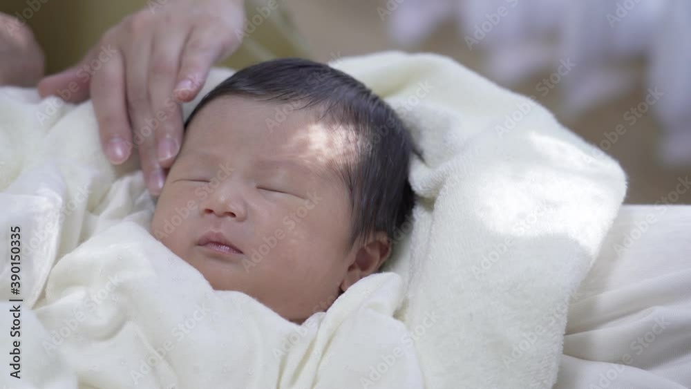 寝ている赤ちゃん ほっぺ触る 寝ている赤ちゃん ほっぺ触る