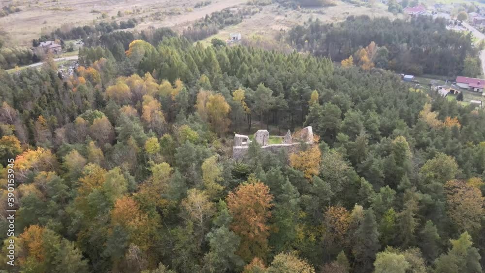ruiny małego zamku w Bydlinie na Jurze Krakowsko-Częstochowskiej w Polsce ruiny małego zamku w Bydlinie na Jurze Krakowsko-Częstochowskiej w Polsce