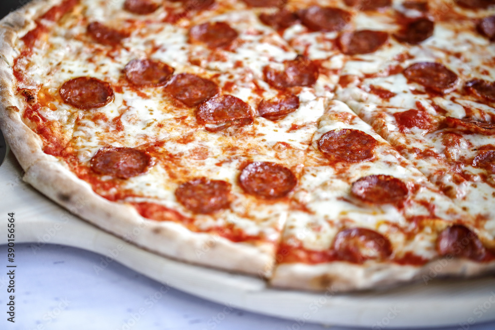 pizza con salame piccante pizza con salame piccante