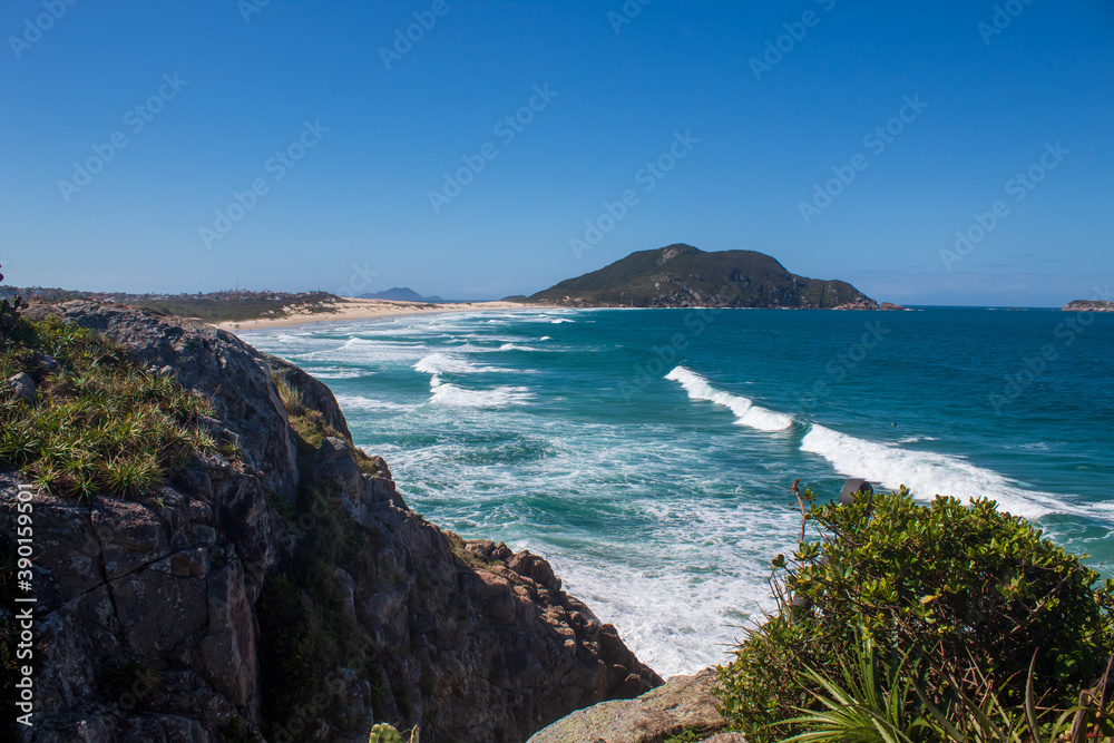 Costa rochosa da  Praia do Santinho,  Florianópolis, praia tropical, Santa Catarina, Brasil, florianopolis, 