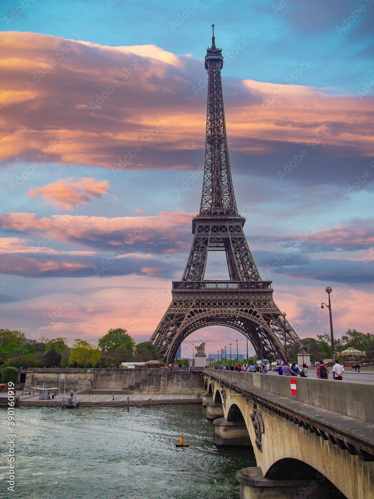 Fototapeta premium Eiffel Tower view (Paris, France) in twilight time.