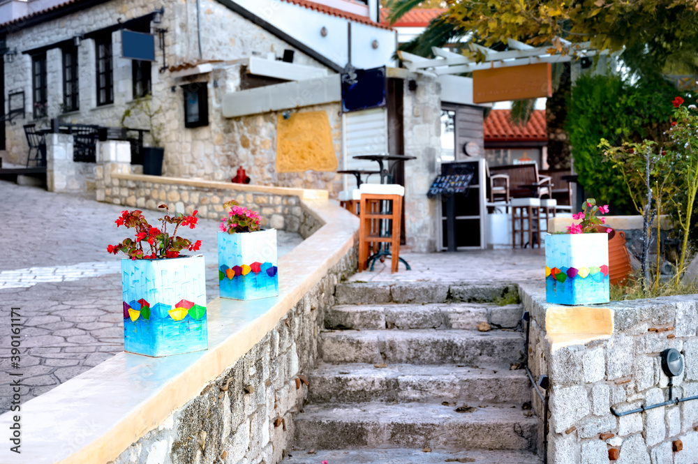 Obraz premium Flowers and restaurants in Afitos, Halkidiki, Greece