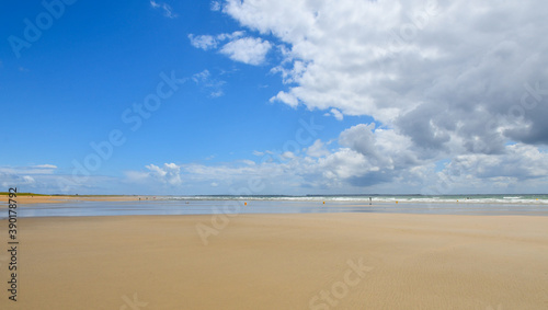 Plage vide    mar  e basse sous un ciel de d  but d automne en Bretagne  France