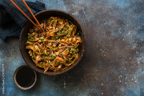 Brown rice noodles stewed with beef, mushrooms and soy sauce