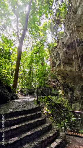 Escaleras y vegetación del Parque Nacional Los Tres Ojos, en Santo Domingo, República Dominicana