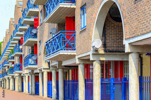 Φωτογραφία Dockside apartments at Shadwell Basin in London