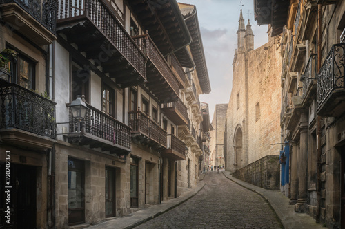 Calles del casco antiguo Hondarribia  Fuenterrab  a  en el Pais Vasco.