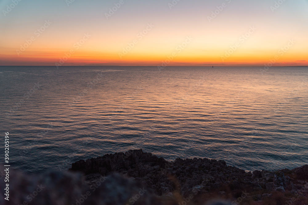 Obraz premium A beautiful view over the ocean at sunset.
