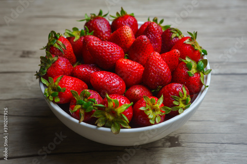 Pocillo blanco con frutillas frescas 