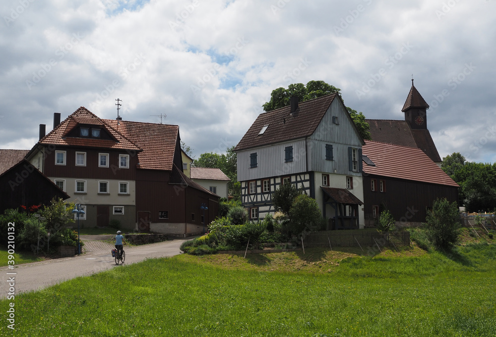 Schlechtbach, Ostalbkreis, Gebäudeensemble mit Kirche