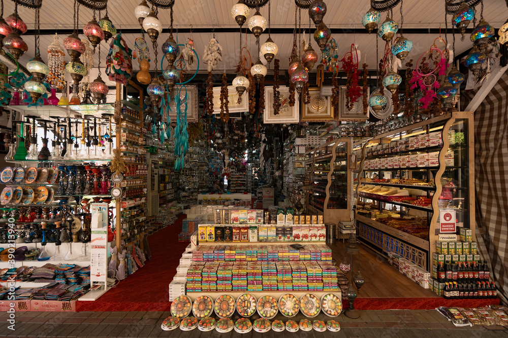 Obraz premium Turkish Bazaar, considered to be the oldest shopping mall in history with over 1200 jewelry,carpet, leather, spice and souvenir shopswcase