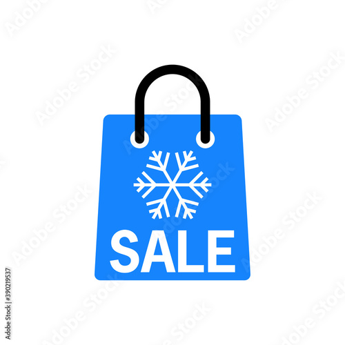 Rebajas de invierno. Logotipo con texto Sale y copo de nieve en bolsa de la compra en color azul