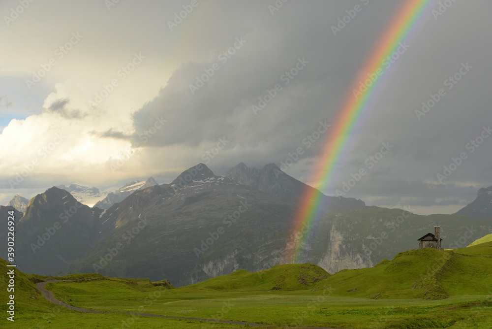 Nach dem Gewitter. Bergpanorama mit Regenbogen Nach dem Gewitter. Bergpanorama mit Regenbogen