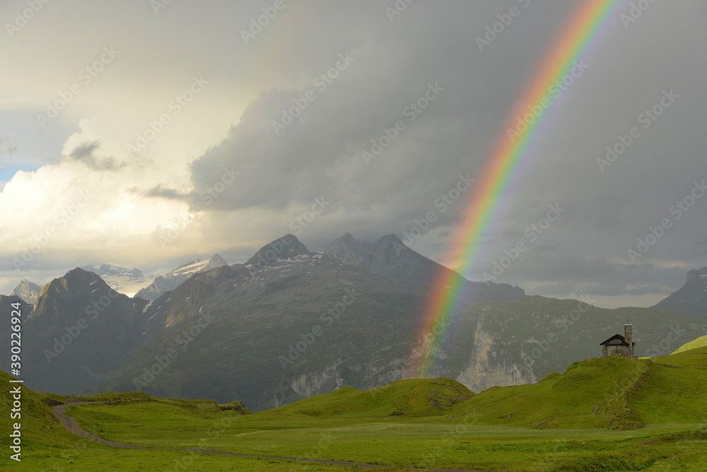 Nach dem Gewitter. Bergpanorama mit Regenbogen