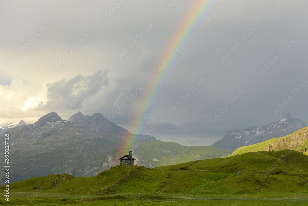 Nach dem Gewitter. Bergpanorama mit Regenbogen Nach dem Gewitter. Bergpanorama mit Regenbogen