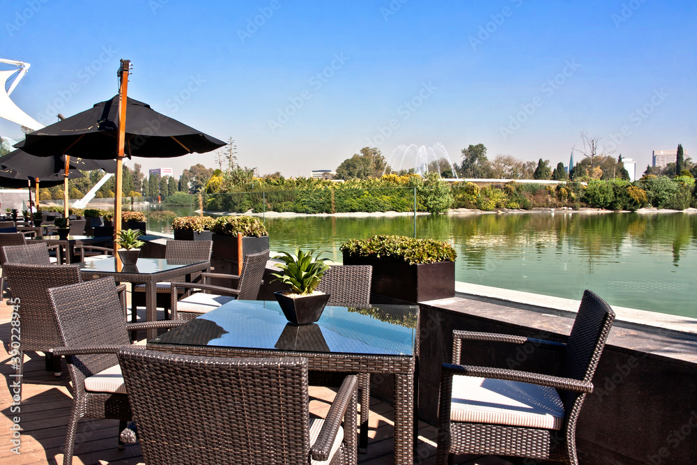 mesa  montada de  restaurante con vista a lago y fuente de agua en la ciudad