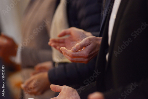 prière des mains en gros plan lors d'une cérémonie