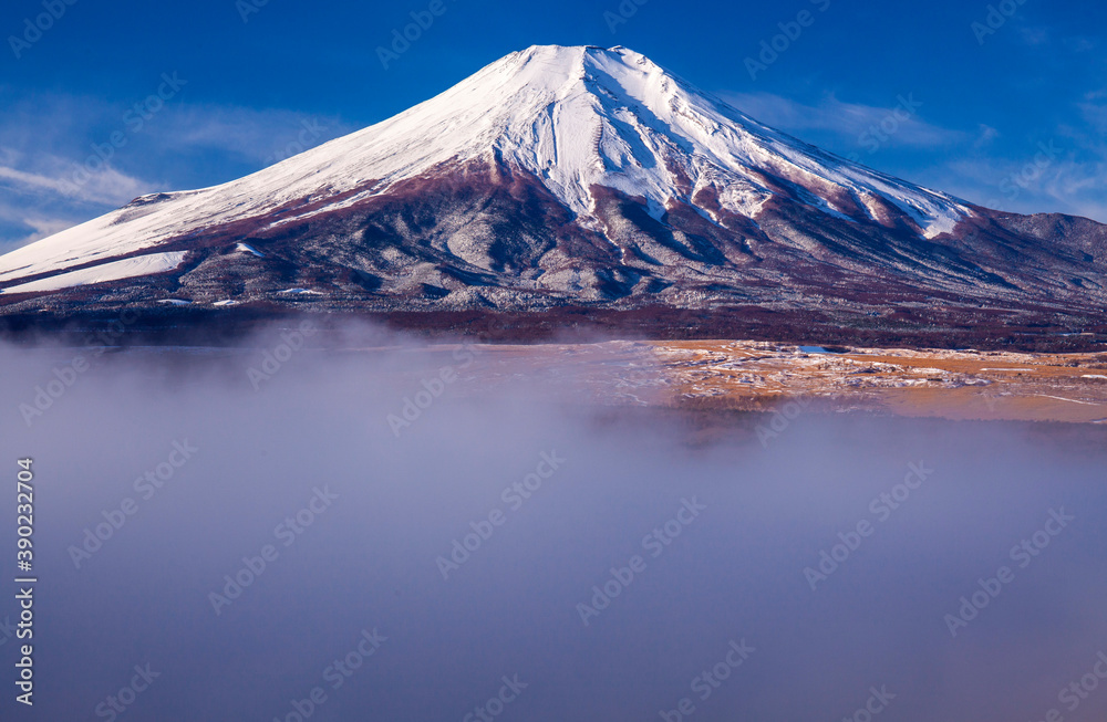 朝もやの富士山