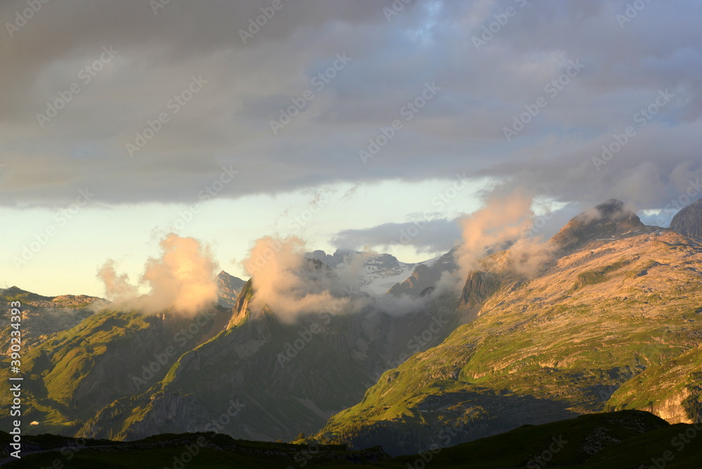 Alpenglühn. Bergpanorama im Sommer Alpenglühn. Bergpanorama im Sommer