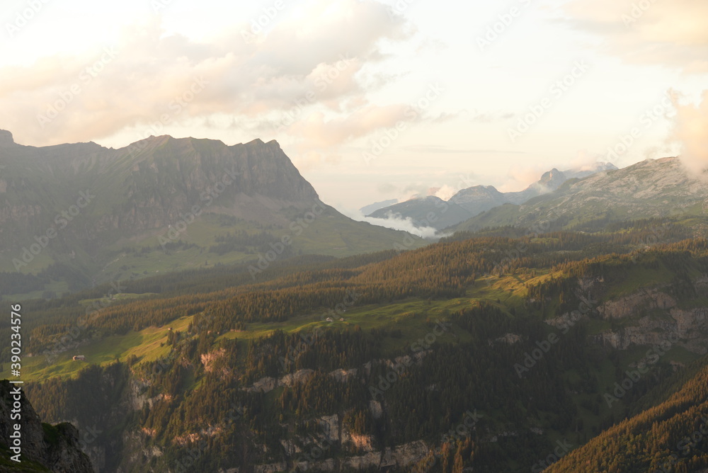 Alpenglühn. Bergpanorama im Sommer