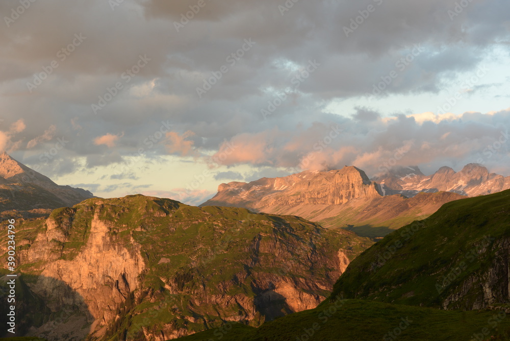 Alpenglühn. Bergpanorama im Sommer