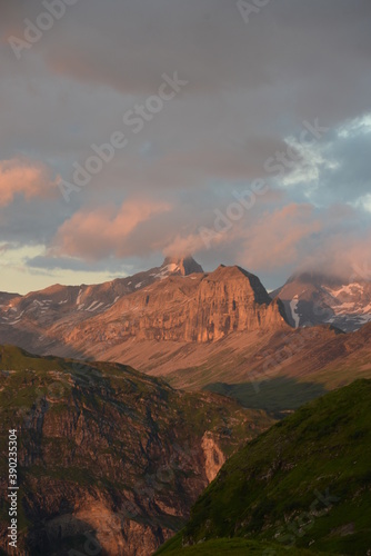 Alpenglühn. Bergpanorama im Sommer