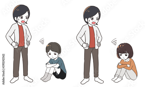 母親に怒鳴られすねる子供