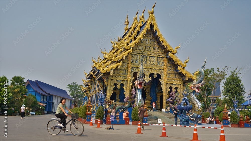 En bicicleta por el templo