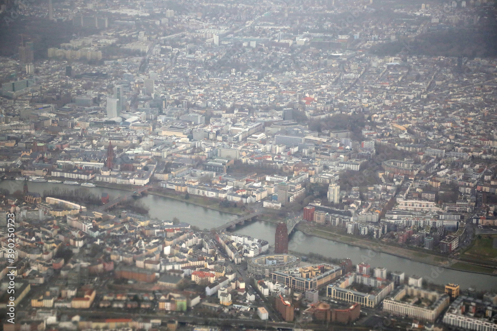 Ausblick auf eine Stadt und Fluss aus dem Flugzeug