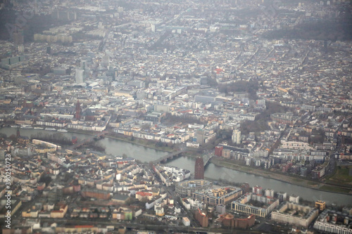 Ausblick auf eine Stadt und Fluss aus dem Flugzeug © Bittner KAUFBILD.de