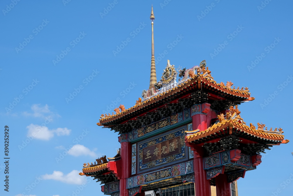 Fototapeta premium Chinatown Gate soars into blue sky in Bangkok