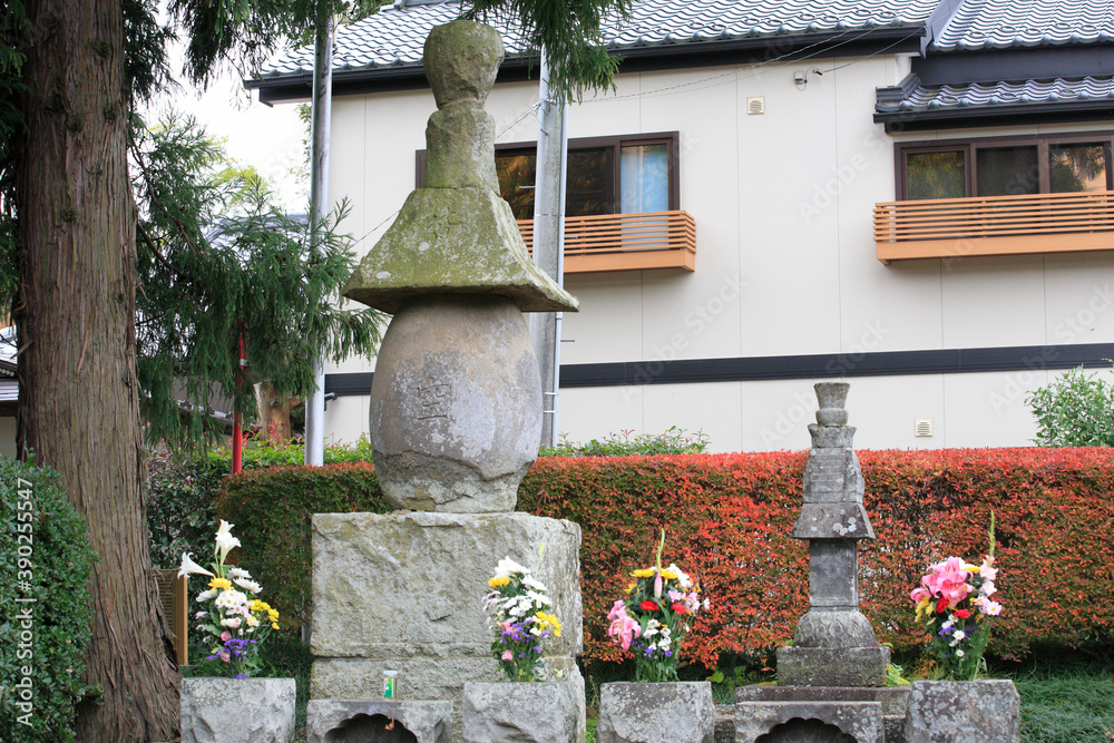 伊達政宗生母 保春院の墓 伊達宗清供養塔 StockFoto Adobe Stock