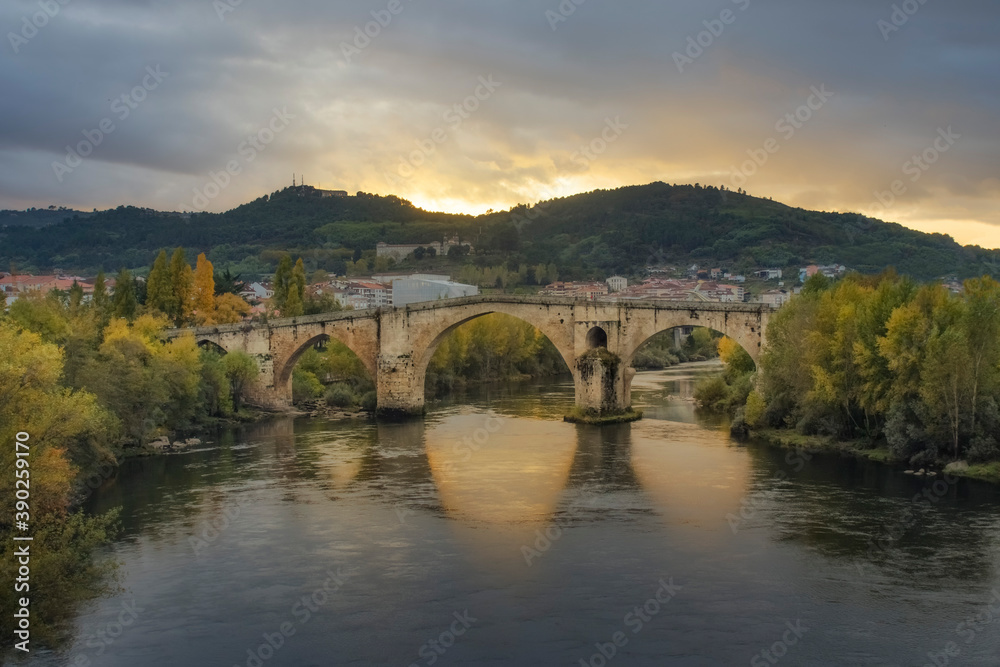 Fototapeta premium Roman Bridge of Ourense in a sunset with a spectacular light