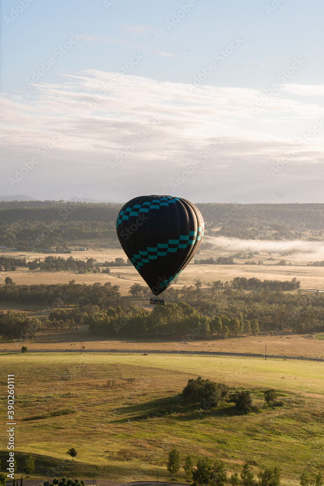 Obraz premium Hunter Valley Landscape Sunrise 5 with hot air balloon