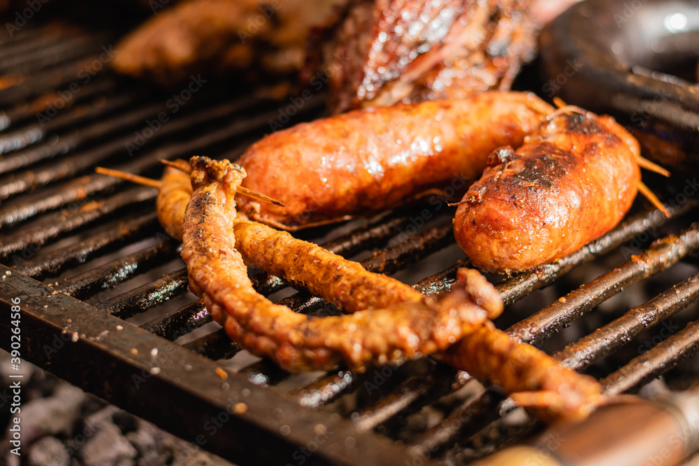 asado típico y tradicional argentino carne de vaca cerdo chinchulin morcilla chorizo costilla sobre parrilla a las brasas córdoba argentina