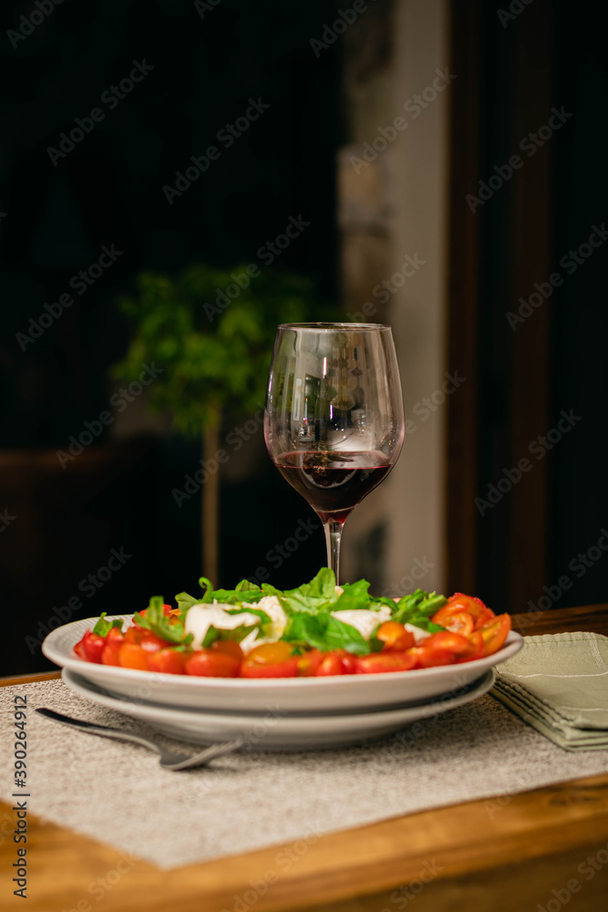 burrata en ensalada de tomates cherry y achicoria verde en fiesta familiar córdoba argentina burrata en ensalada de tomates cherry y achicoria verde en fiesta familiar córdoba argentina