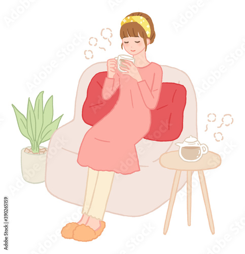 お茶を飲む女性