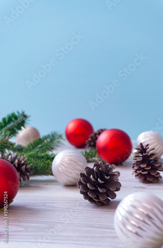 A Christmas tree and ornament on the floor or table.  Christmas, Christmas preparations, Christmas events, tidying up, etc.　床又はテーブルの上のクリスマスツリーと飾り、オーナメント。クリスマス、クリスマスの準備、クリスマスイベント、片付け