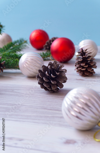 A Christmas tree and ornament on the floor or table. Christmas, Christmas preparations, Christmas events, tidying up, etc. 床又はテーブルの上のクリスマスツリーと飾り、オーナメント。クリスマス、クリスマスの準備、クリスマスイベント、片付け
