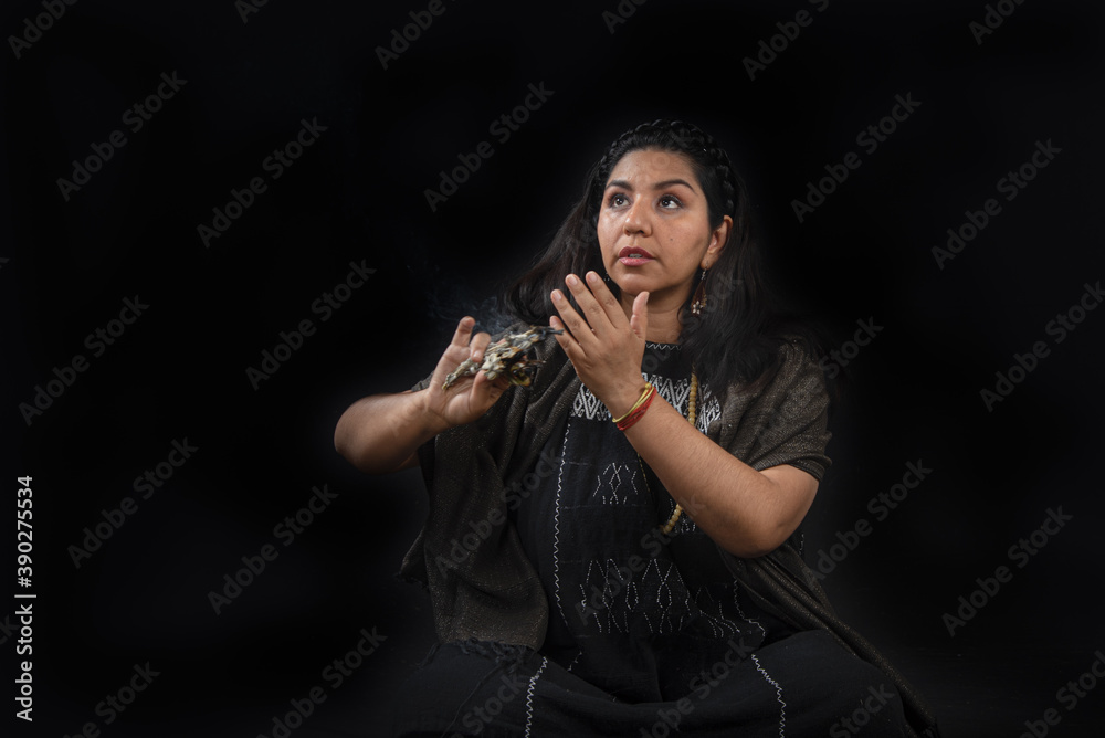Mujer latina con cabello negro ojos expresivos y sonriente con hermosa sonrisa, sobre fondo negro, viste ropa étnica y mantón negro, sanadora y sanadora mexicana
Mujer latina con cabello negro ojos expresivos y sonriente con hermosa sonrisa, sobre fondo negro, viste ropa étnica y mantón negro, sanadora y sanadora mexicana