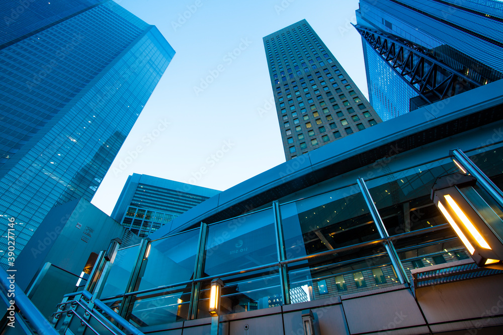 Fototapeta premium ライトアップした汐留のビル群
